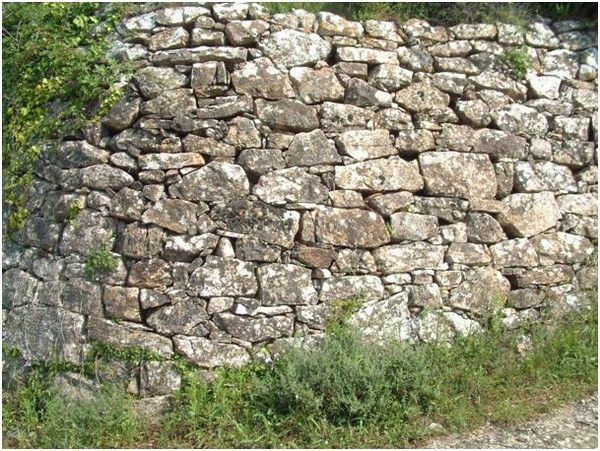 Un Mur En Pierres Sèches Particulièrement Bien Construit